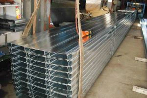 Care este metoda de conectare dintre podeaua metalică și grinzile de oțel?